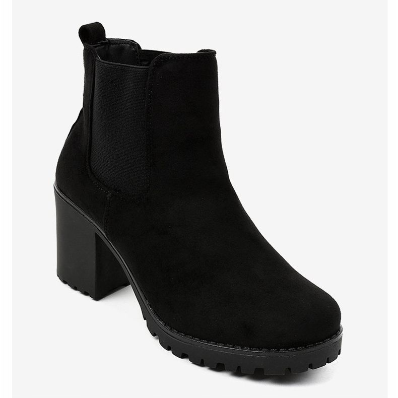 Botines negros en el poste B3000-KB 1