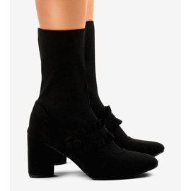 Botines de ante negro en el poste LL-102P 2