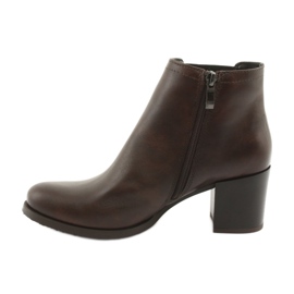 Gamis Botas de cuero marrón aisladas 2