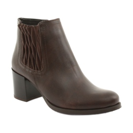 Gamis Botas de cuero marrón aisladas 1