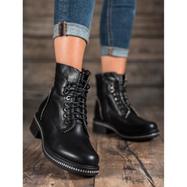 Nio Nio Trabajadores atados en un poste negro 1 Nio Nio Trabajadores atados en un poste negro 1