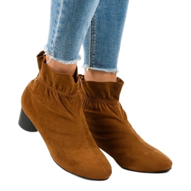Botas de ante marrón en el poste JM5512M 1