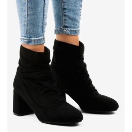 Botines de ante negro en el poste BD340 1