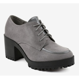 Botas grises en el poste masivo HQ651 1 Botas grises en el poste masivo HQ651 1