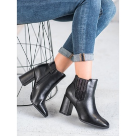 Kylie Botas elegantes en un poste negro 4