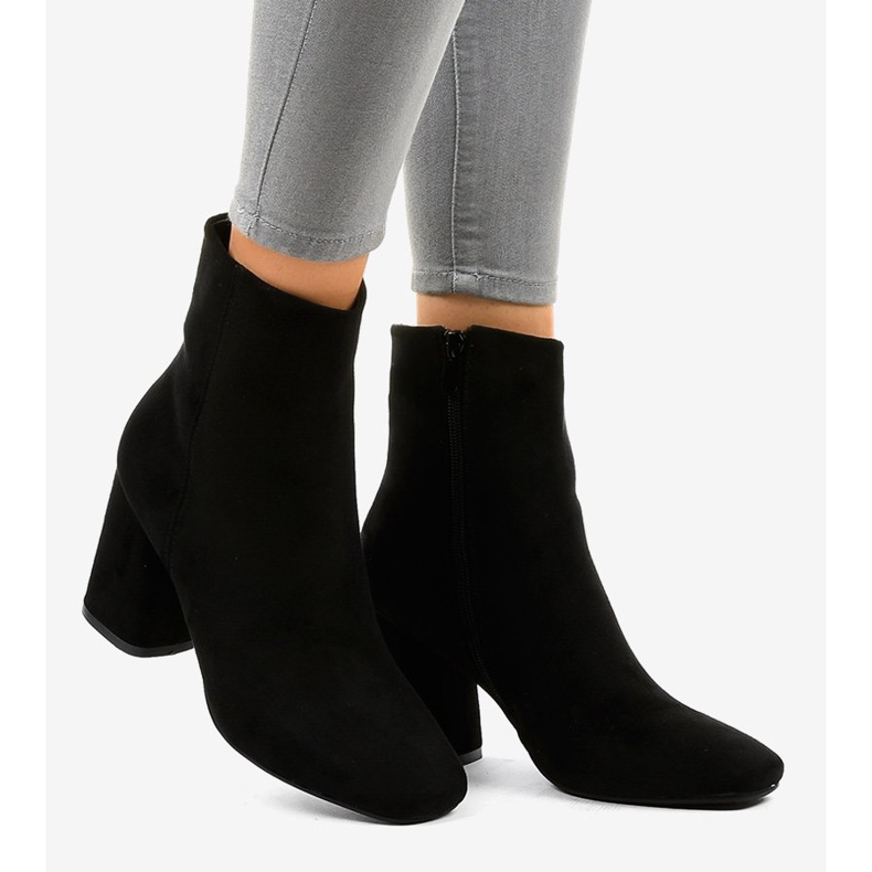 Botines de ante negro en el poste 3486 2