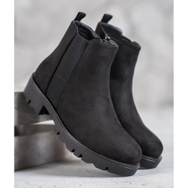 Filippo Botas en la plataforma negro 5
