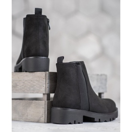 Filippo Botas en la plataforma negro 4