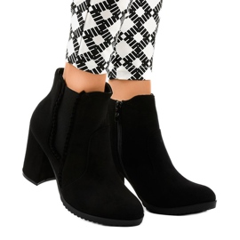 Botines de ante negro en el poste A-762 1