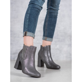 Kylie Botas elegantes en un poste gris 1