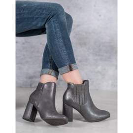 Kylie Botas elegantes en un poste gris 2