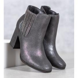 Kylie Botas elegantes en un poste gris 3