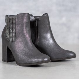 Kylie Botas elegantes en un poste gris 4