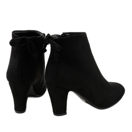 Botines de ante negro en el poste W852 2
