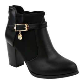 Botas negras en el poste de un colgante de oro F205 negro 1