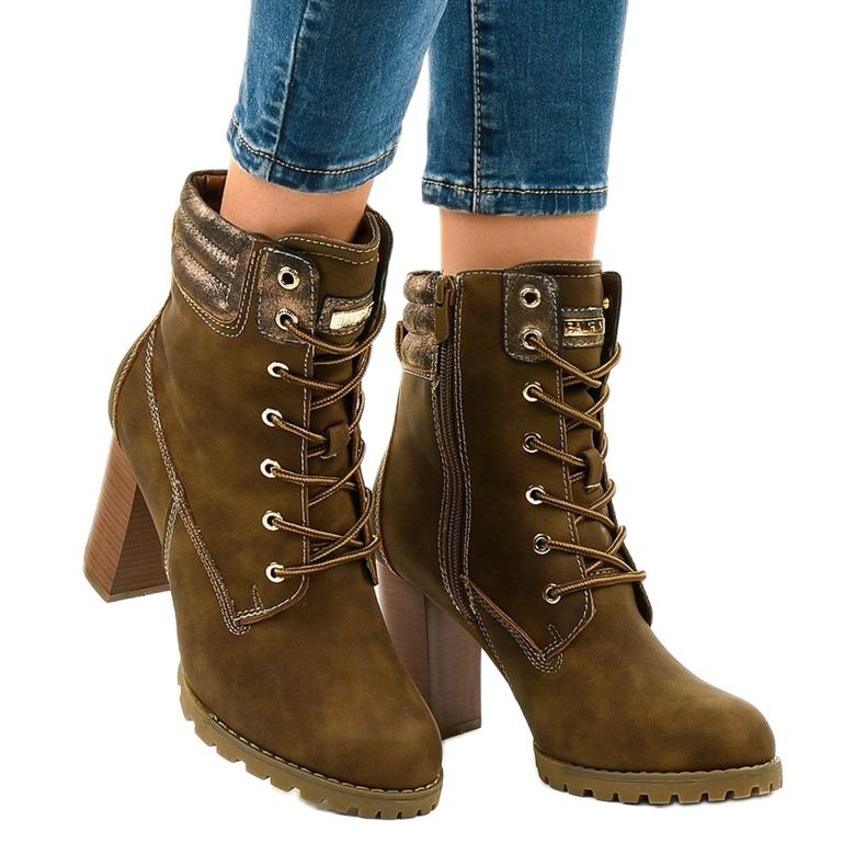 Botas altas verdes en el puesto 878-GA 1