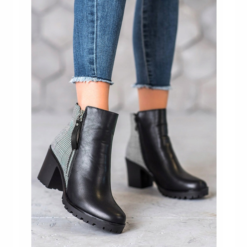 Filippo Botas en un poste negro 2 Filippo Botas en un poste negro 2