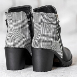 Filippo Botas en un poste negro 3