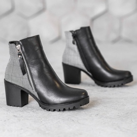Filippo Botas en un poste negro 4