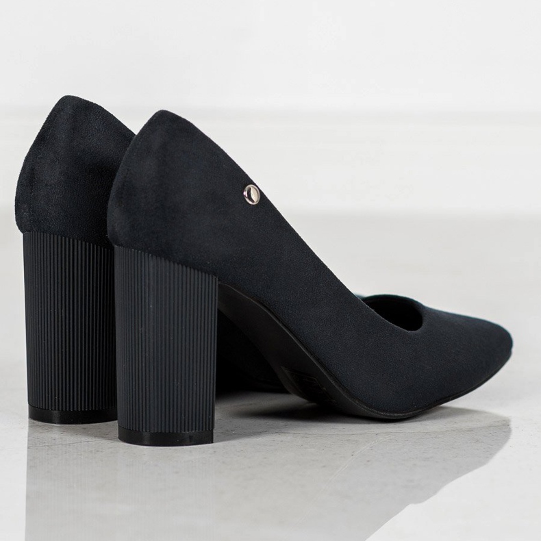 Goodin Zapatos de tacón de ante en un pilar negro 2