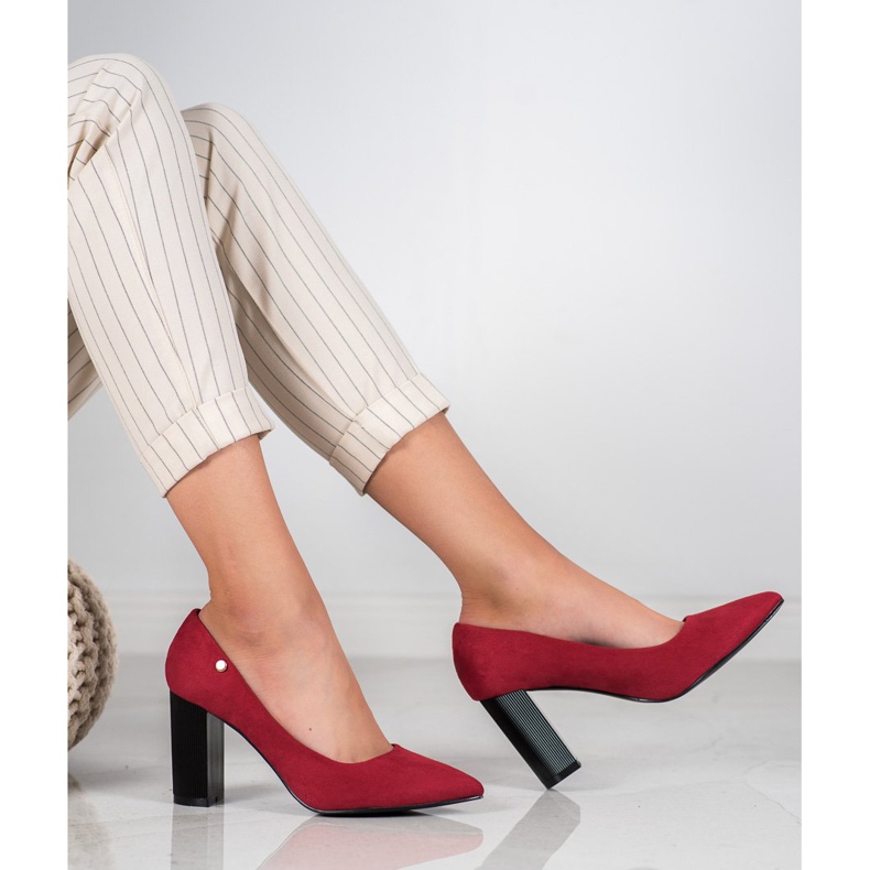 Goodin Zapatos de tacón de ante en un pilar rojo 1 Goodin Zapatos de tacón de ante en un pilar rojo 1