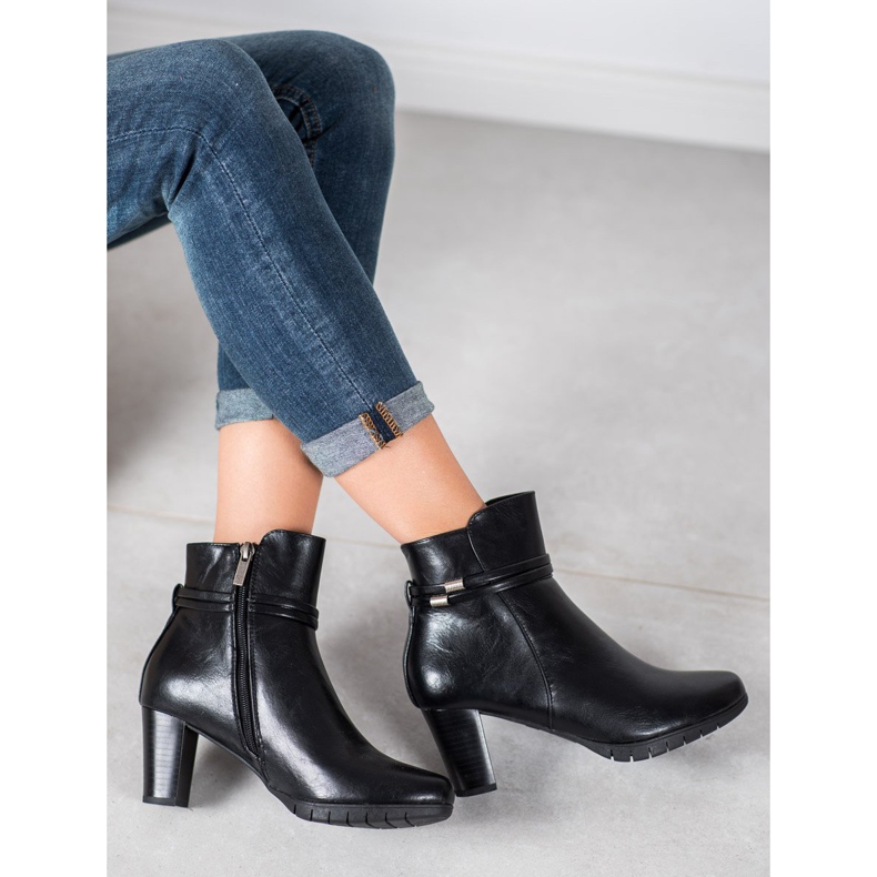 Botas clásicas en un poste negro 2