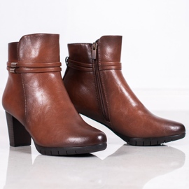 Botas clásicas en un poste marrón 6