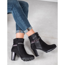 Super Mode Botas en un poste negro 1