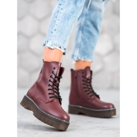 Kylie Botas en la plataforma rojo 1