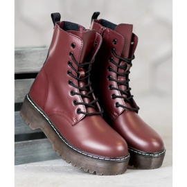 Kylie Botas en la plataforma rojo 3