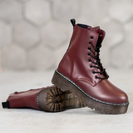 Kylie Botas en la plataforma rojo 4