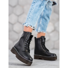 Kylie Botas en la plataforma negro 5