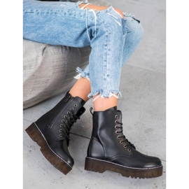 Kylie Botas en la plataforma negro 1