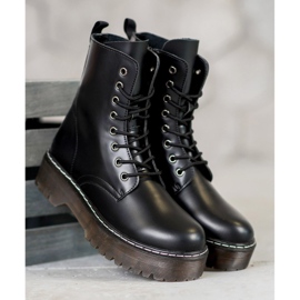 Kylie Botas en la plataforma negro 3