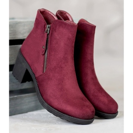Diamantique Botas casuales en un poste rojo 1