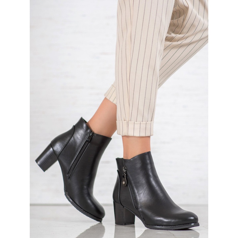 J. Star Botas calientes en el poste negro 2