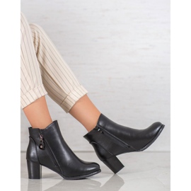 J. Star Botas calientes en el poste negro 4