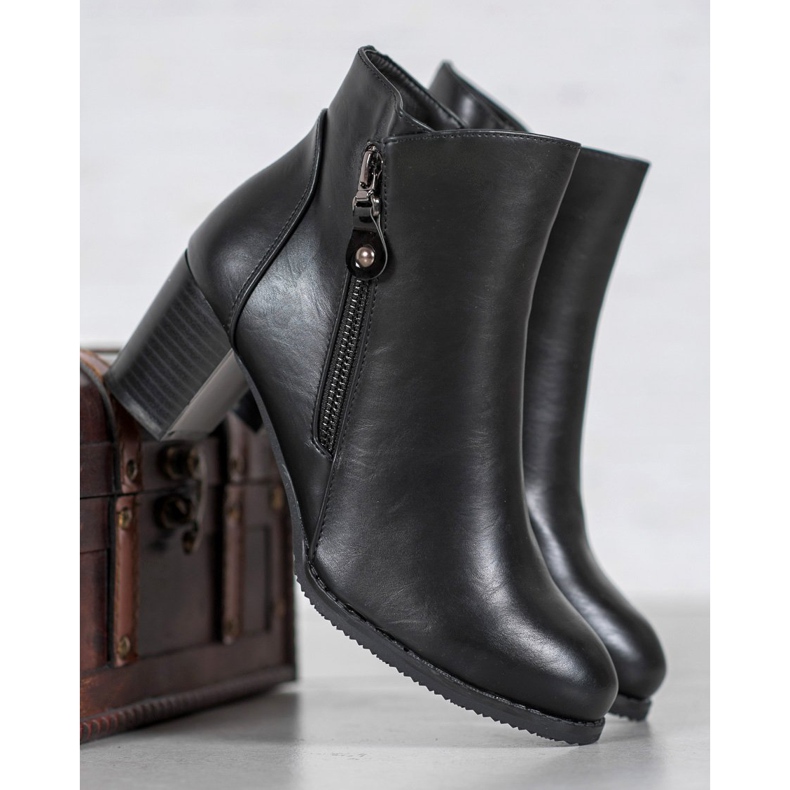 J. Star Botas calientes en el poste negro 1