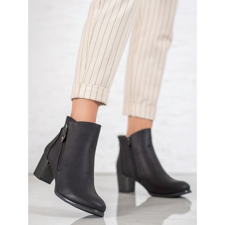 J. Star Botas calientes en el poste negro 1 J. Star Botas calientes en el poste negro 1