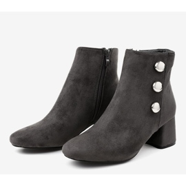 Botas de ante gris en el poste L068 3