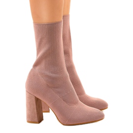 Botas rosas en la publicación QQ08 1