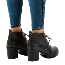Botines grises con cordones en el poste TL-24 2