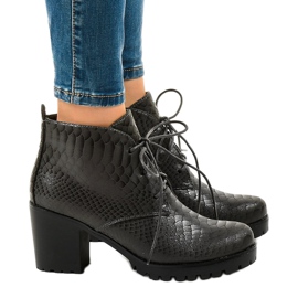 Botines grises con cordones en el poste TL-24 3