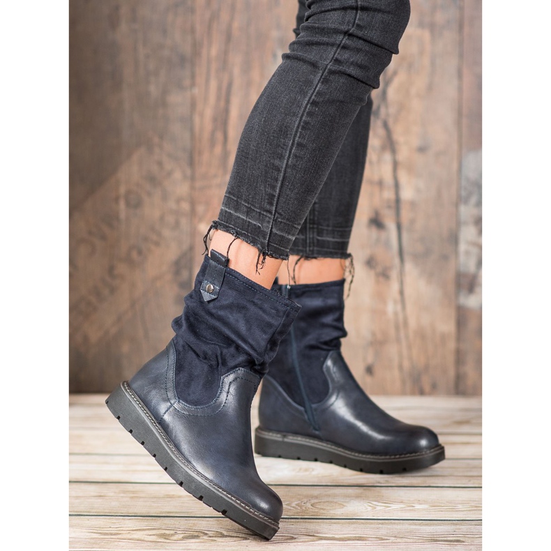 Ideal Shoes Trabajadores en la plataforma azul 1