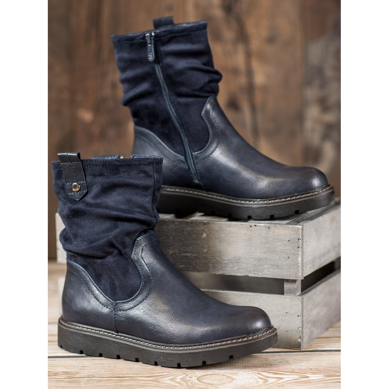 Ideal Shoes Trabajadores en la plataforma azul 2