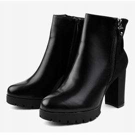 Botas negras en el poste aislado BK-18 negro 3