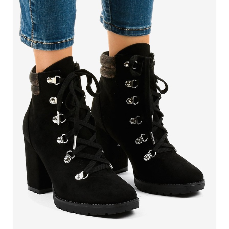 Botines trapper de ante negro en el poste 8992 1 Botines trapper de ante negro en el poste 8992 1