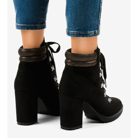Botines trapper de ante negro en el poste 8992 4