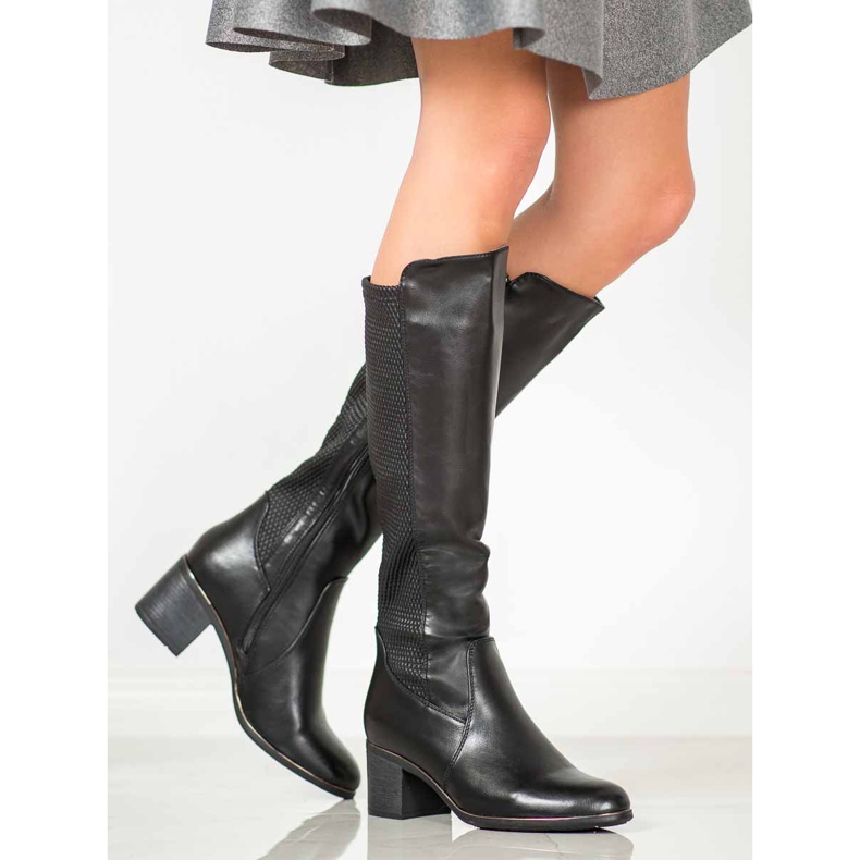 Filippo Botas en un pilar negro 2