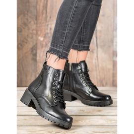 Filippo Tramperos en la plataforma negro 1 Filippo Tramperos en la plataforma negro 1